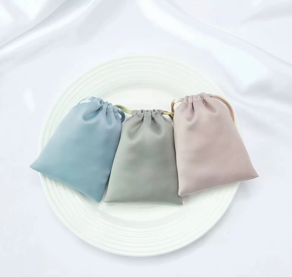 Custom Logo Printed Pink White Black Drawstring Cosmetic Jewelry Gift Bag Velvet Pouch Suede Satin Bag With Ribbon - 图片 4