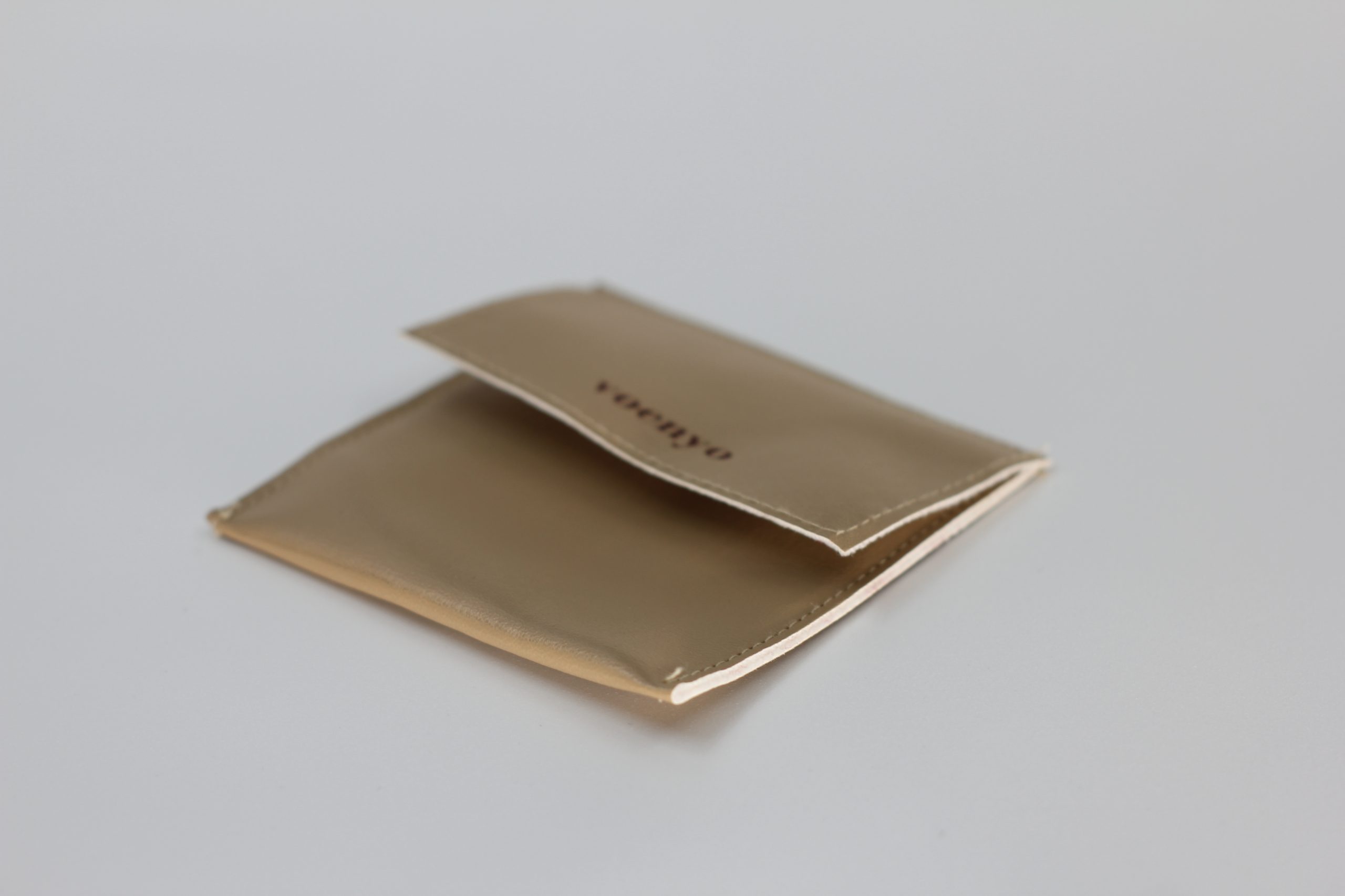 The brown jewelry product packaging bag with customizable logo comes from a Chinese factory - 图片 4