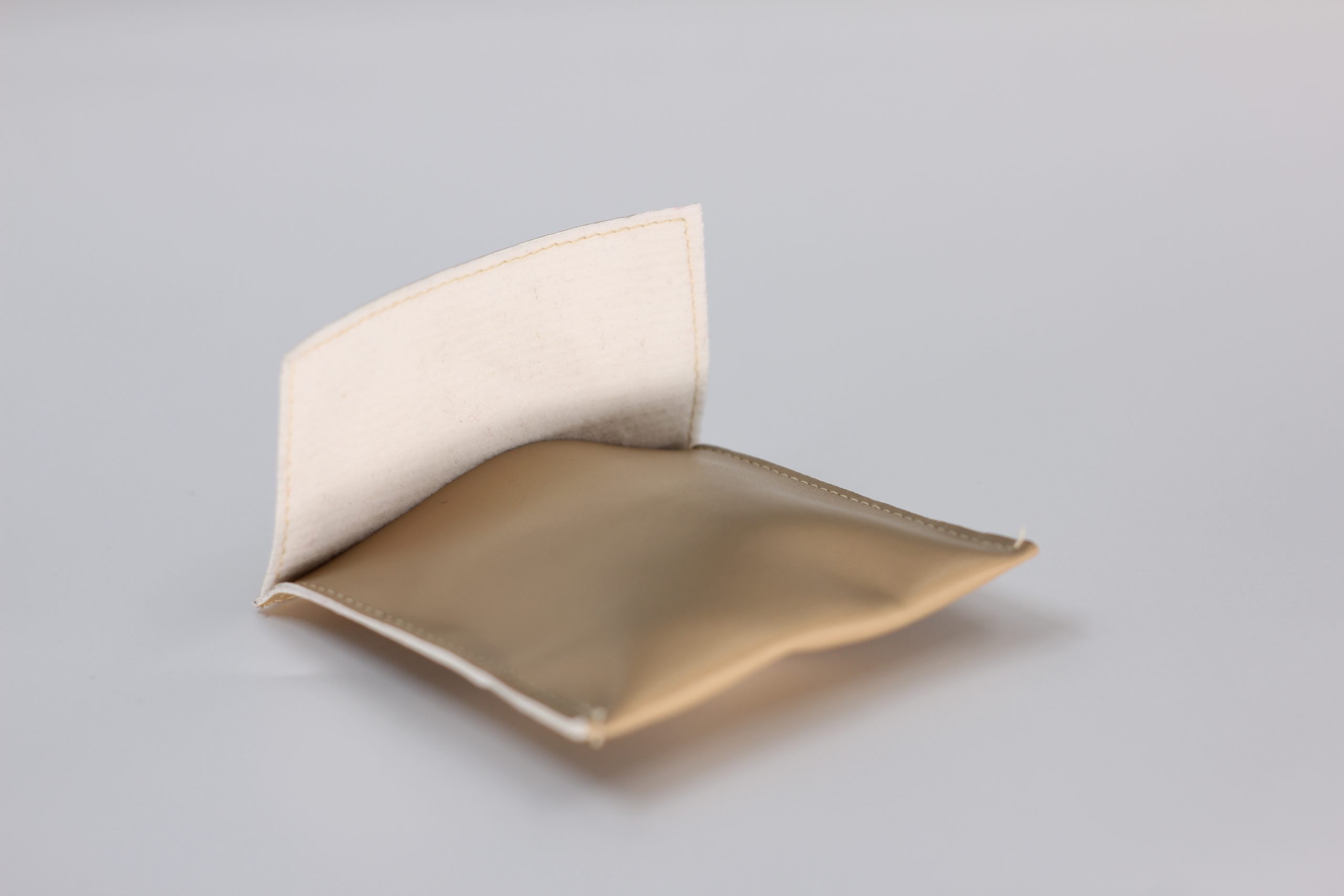 The brown jewelry product packaging bag with customizable logo comes from a Chinese factory - 图片 5