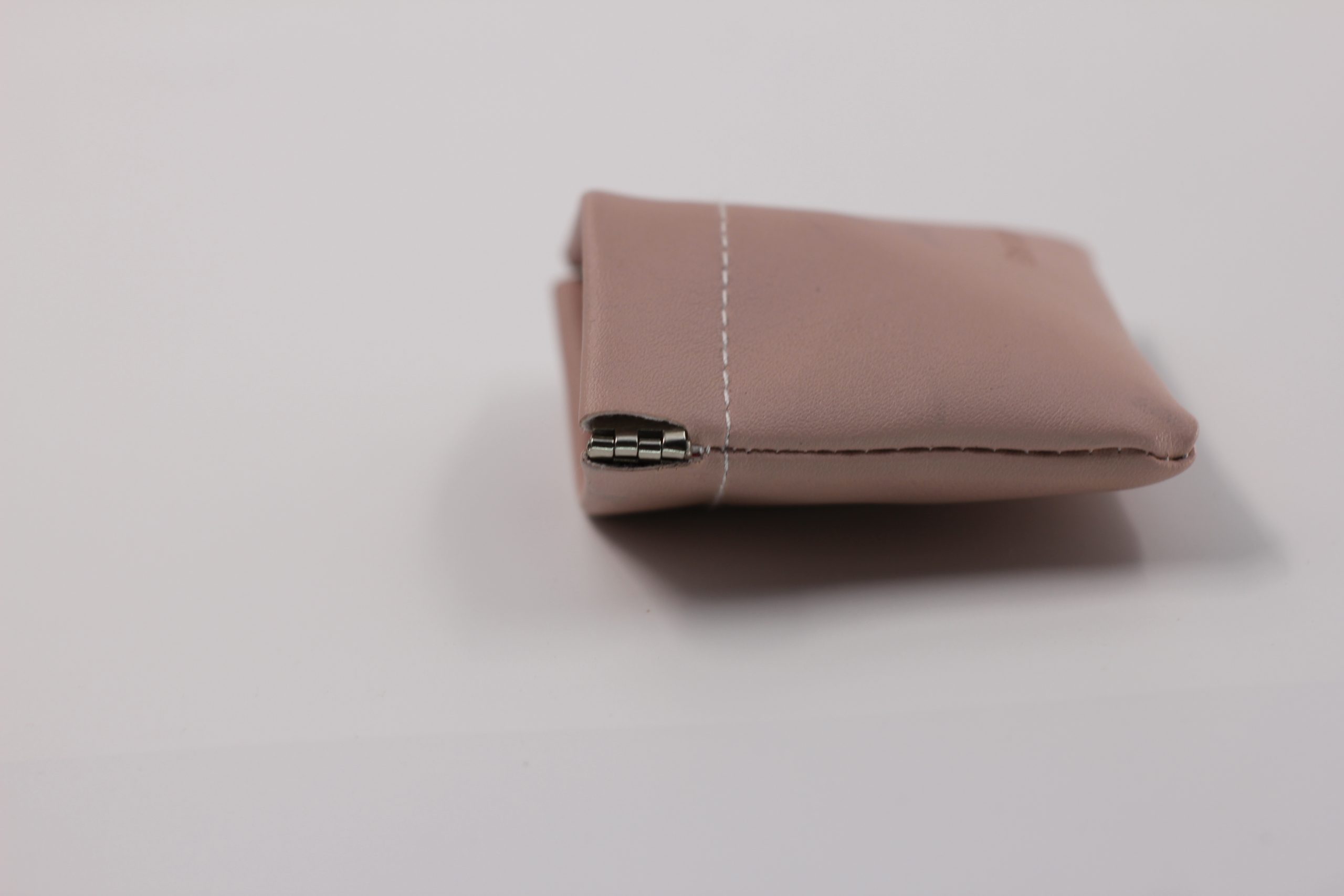 Customized light pink leather gift packaging bag from a factory in China - 图片 5